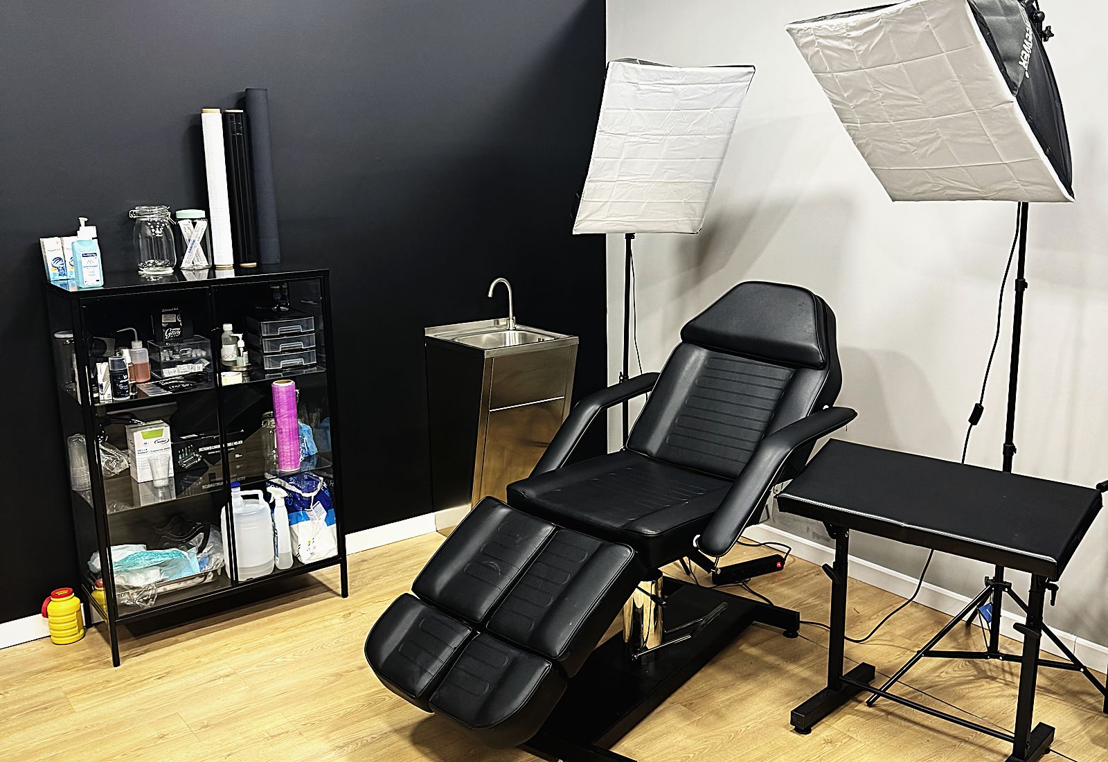 Sala 1 de tatuaje en INK & BEAUTY BCN Barcelona — sillón reclinable profesional con iluminación LED, lavamanos y material
