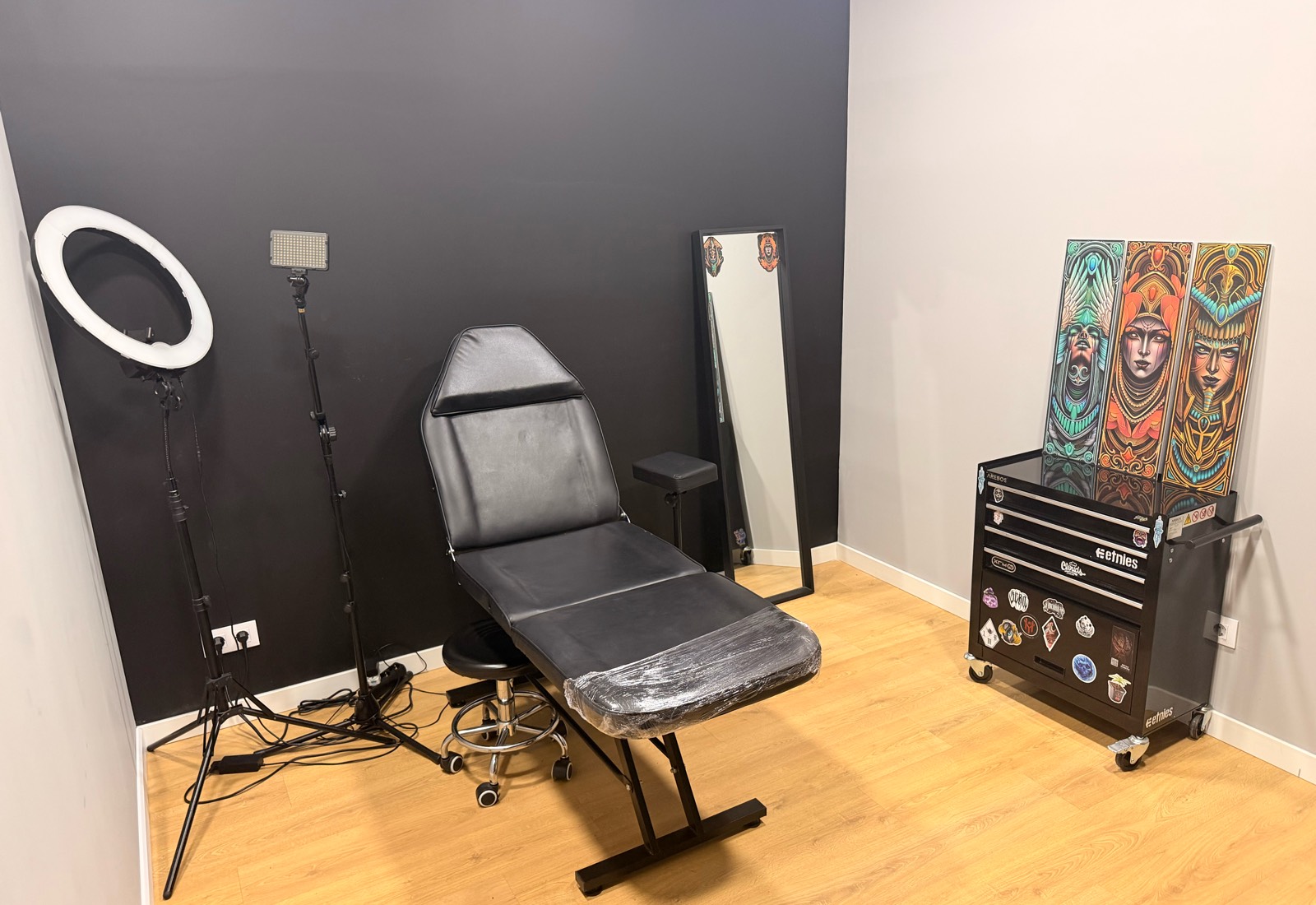 Sala 3 de tatuaje en INK & BEAUTY BCN Barcelona — camilla articulada, aro de luz e iluminación LED, espejo y almacenamiento