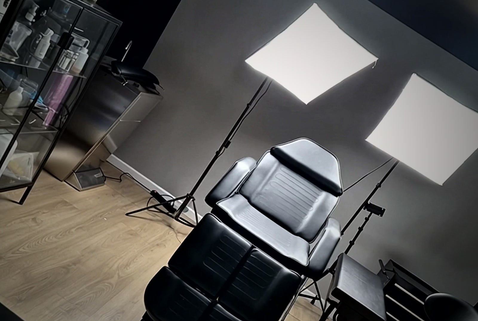 Cabina Fija INK & BEAUTY BCN — espacio privado con camilla, lavabo y equipamiento exclusivo