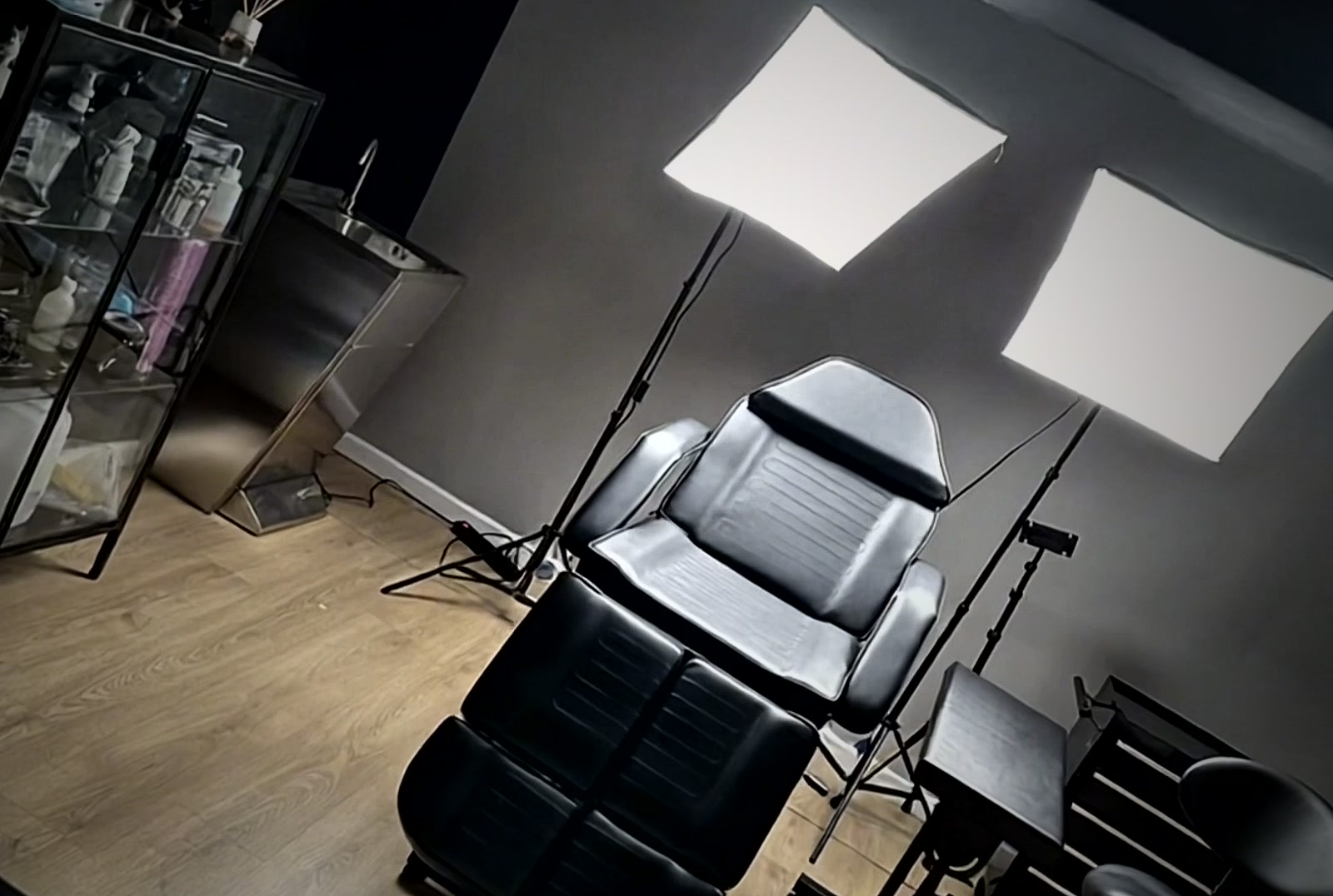 Cabina Flexible INK & BEAUTY BCN — espacio de trabajo abierto con camilla, iluminación y almacenamiento